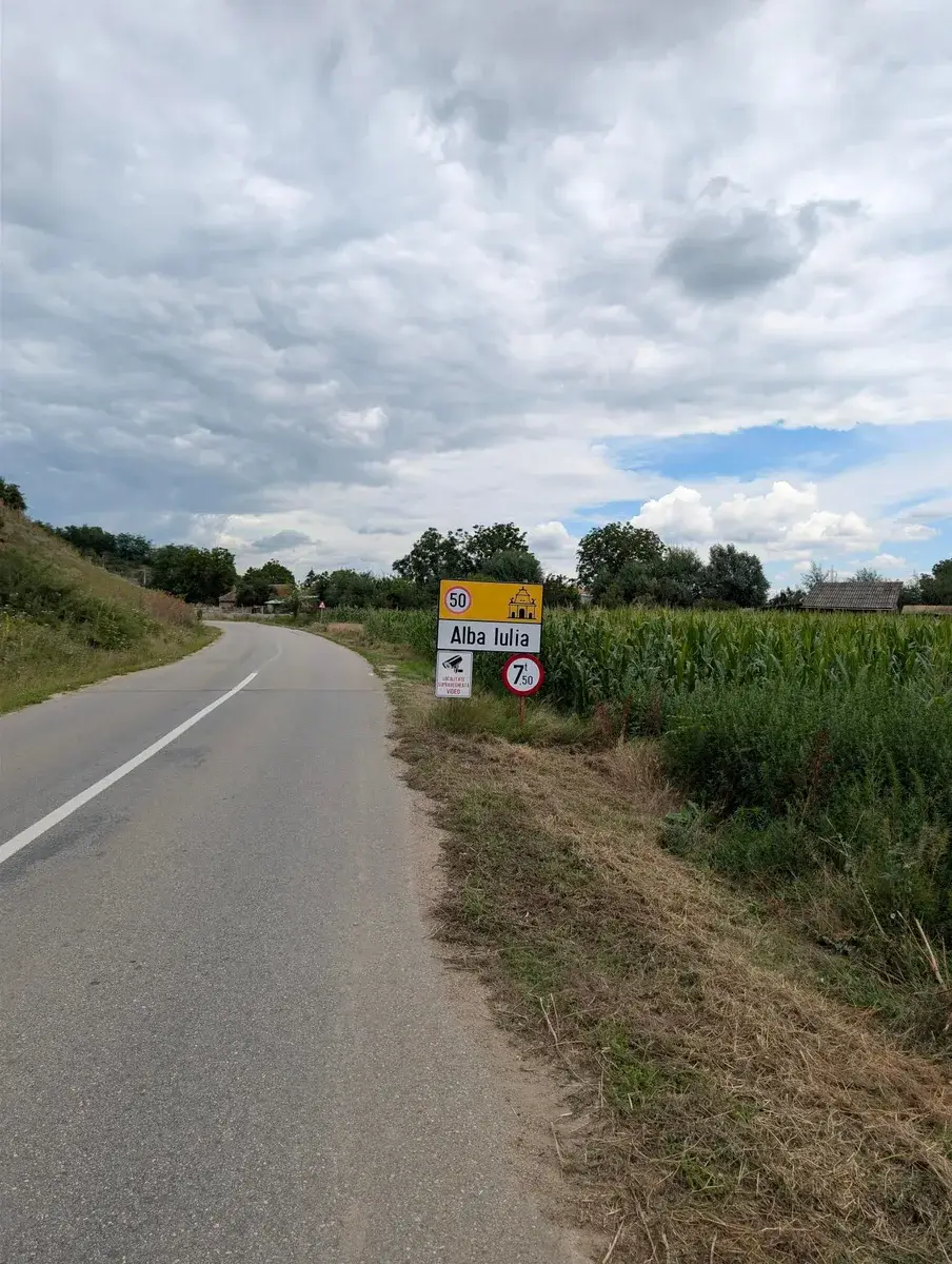 A country road approaching Alba Iulia