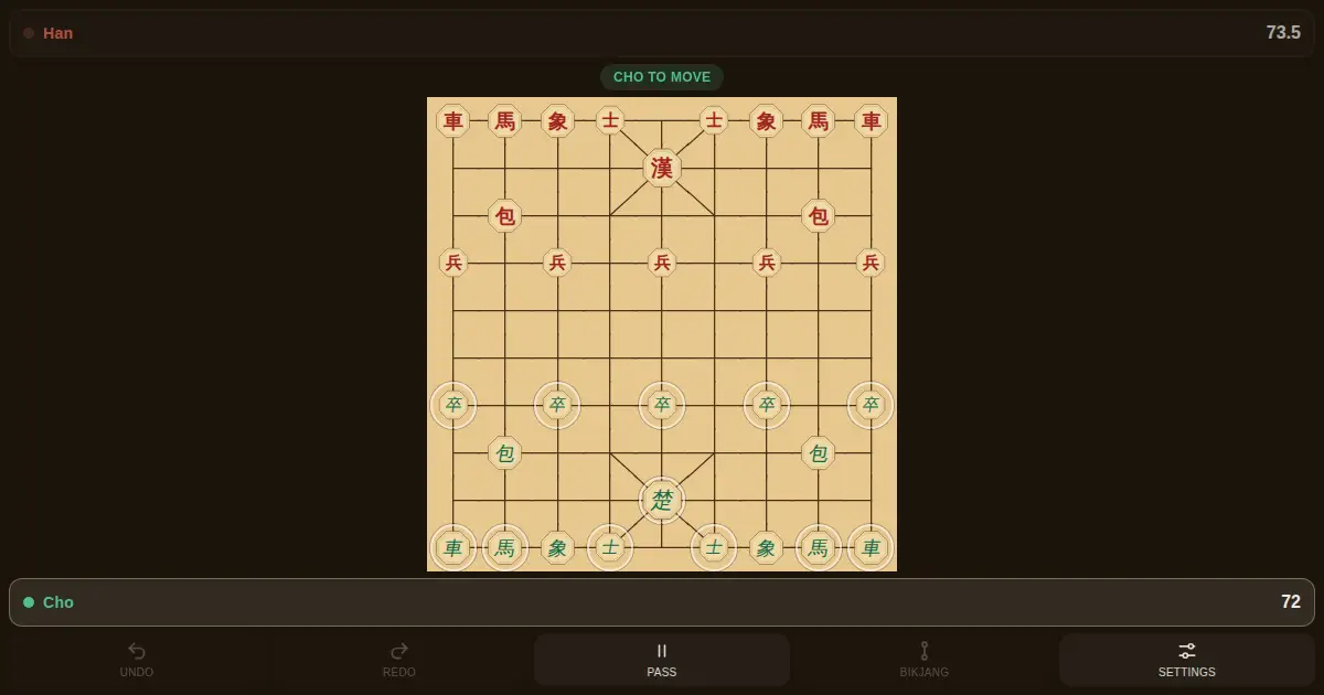 The Janggi app mid-game: a Korean chess board with red Han pieces at the top, green Cho pieces at the bottom, and a palace marked with diagonals in each fortress.